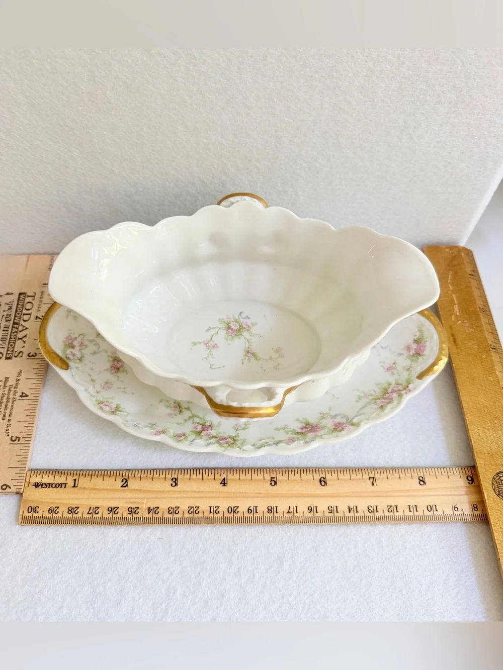 Theodore Haviland Limoges Schleiger 142 gravy boat with attached underplate 1903